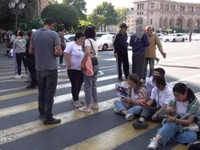 Protesters outside Armenia government building block road