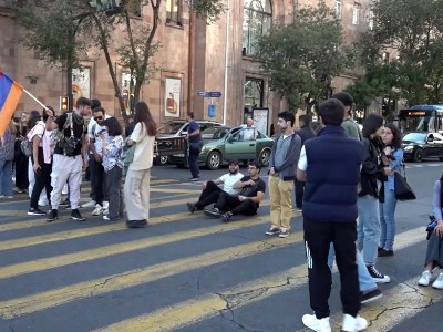 Protesting students block Amiryan and Nalbandyan streets demanding support for Nagorno-Karabakh