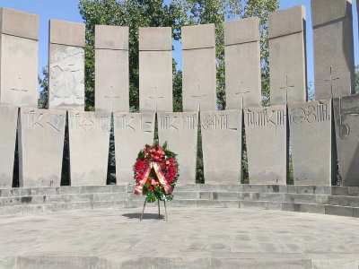 Wreath on behalf of Armenia 3rd President Serzh Sargsyan is laid at Yerevan military pantheon (PHOTOS)