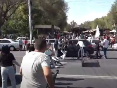 Tense situation on Khanjyan street in Yerevan