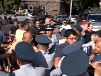 В центре Еревана произошла стычка между протестующими и полицейскими