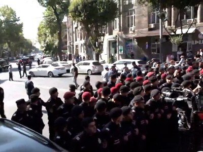 Кортежу Пашиняна пришлось отъезжать от здания правительства Армении по «коридору» спецназа полиции