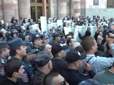 Ситуация у здания Правительства Армении периодически обостряется