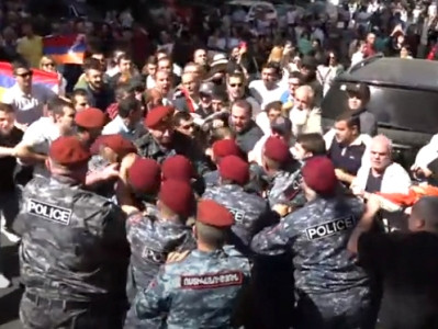 В Ереване «красные береты» силой подвергают приводу граждан