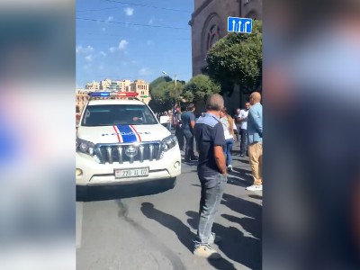 Во время акции протеста в Ереване полицейский направил внедорожник в сторону митингующих