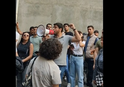 Молодые люди провели акцию протеста у дома Андраника Кочаряна