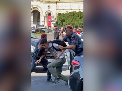 На площади Республики в Ереване полицейские подвергают приводу граждан