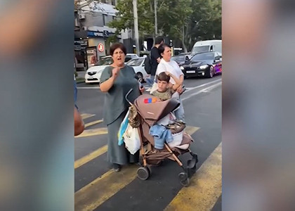 В Ереване продолжаются акции по информированию: матери с младенцами в колясках перекрывают дороги