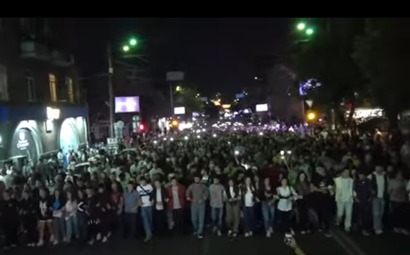В Ереване протестующие после митинга направились к зданию центрального отделения Полиции