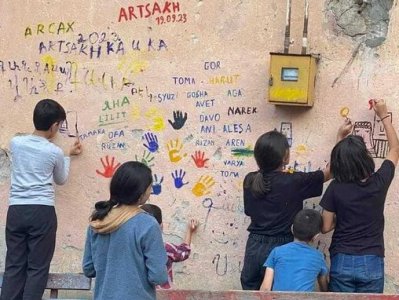 Дети Арцаха пишут прощальные слова на стенах своих домов