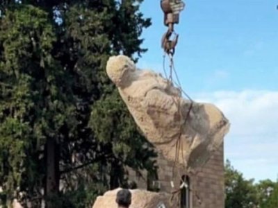 В Арцахе демонтируют памятник Национальному герою Монте Мелконяну