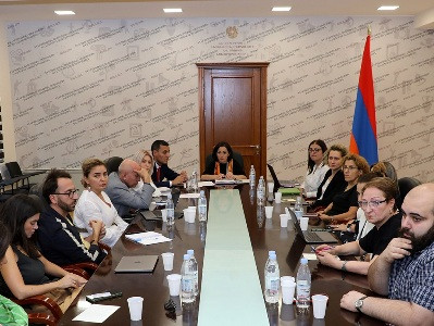 Министр: Насильственно перемещенные из Арцаха дети должны быстро включиться в учебный процесс