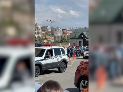 Полицейские подвергают приводу студентов АУА