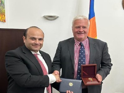 Профессор Стив Джеффери и его команда окажут помощь пострадавшим при взрыве под Степанакертом
