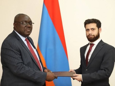 Ambassador of Zimbabwe hands over copy of his credentials to Deputy Armenian FM