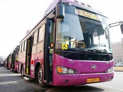 25 Yerevan city hall buses transport displaced Karabakh residents to Armenia's Goris city