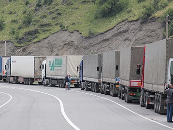 Up to 700 trucks waiting in line at Russia-Georgia border