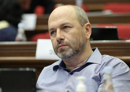 Оппозиционный депутат предложил автомобили насильственно перемещенных из Арцаха граждан освободить от всех выплат