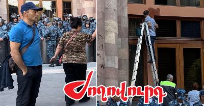 «Ժողովուրդ». Ինչու են կառավարության շենքի ներսում արգելապատնեշներ ամրացրել