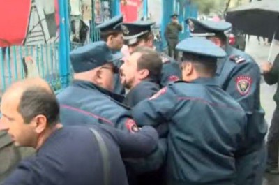 Tense situation outside UN Armenia office, police forcibly detain protester
