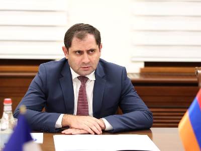 Министр обороны Армении принял посла Франции
