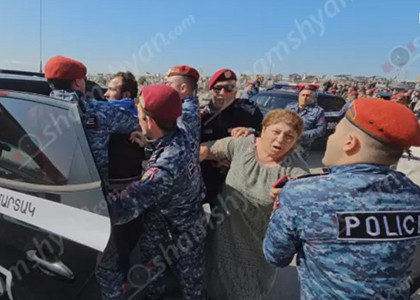 В Ереване полиция подвергает приводу граждан, противящихся сносу своих домов