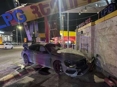 Աճառյան փողոցում BMW-ն բախվել հեղուկ գազի լիցքավորման կայանին. վերջինից տեղի է ունեցել վառելիքի արտահոսք