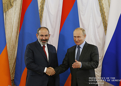 Пашинян поздравил Путина с днем рождения