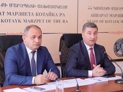 «Կոտայքը հսկայական բեռ է վերցրել իր վրա». Սանոսյանը Կոտայքի մարզպետարանում հանդիպել է բռնի տեղահանվածների հետ