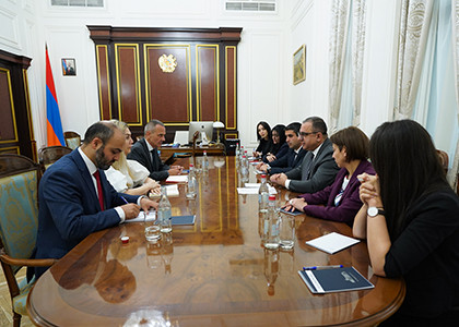 Deputy Armenian PM discusses needs of displaced persons from Karabakh with ICRC head