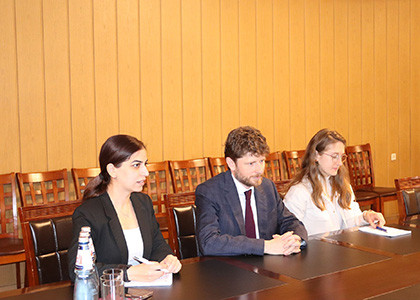 Արարատի մարզպետն ու Ֆրանսիայի դեսպանը քննարկել են Արարատի մարզում ապաստան գտած արցախցիների խնդիրները