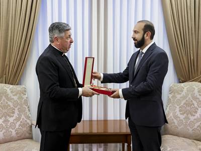 Սուրբ Աթոռի առաքելական նվիրակը Միրզոյանին է փոխանցել Սուրբ Գրիգոր Մեծի պապական շքանշանը