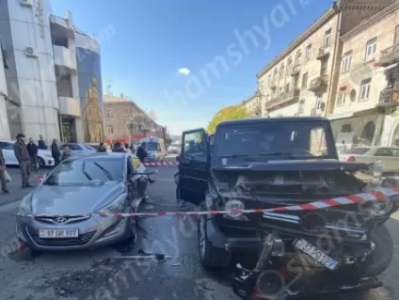 Գյումրիում բախվել են Mercedes G 500-ը, Opel-ը, Hyundai-ն ու КамАЗ-ը. կա վիրավոր