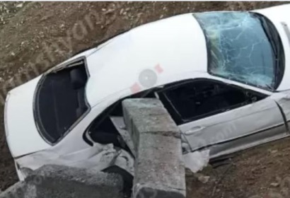 В Сюнике автомобиль BMW сорвался в ущелье: пострадали двое подростков