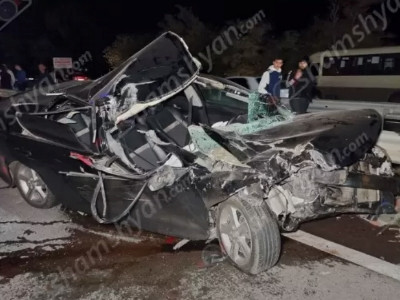Shamshyan.com: В Арагацотне столкнулись «Toyota Camry» и груженый камнями «Зил 130»: погиб ребенок, есть раненый