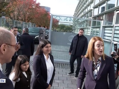 Пашинян повез в Европарламент своих дочерей