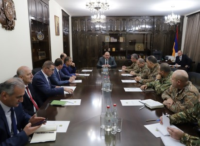 В Шираке обсудили вопрос пополнения ВС Армении военнослужащими контрактной службы