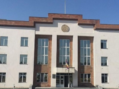 Во время стрельбы у здания суда в Ереване ранен прокурор