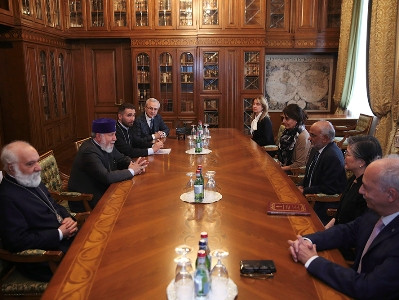 Ամենայն Հայոց Կաթողիկոսն ընդունել է 2022 թ. ՀՀ պետական մրցանակի դափնեկրին