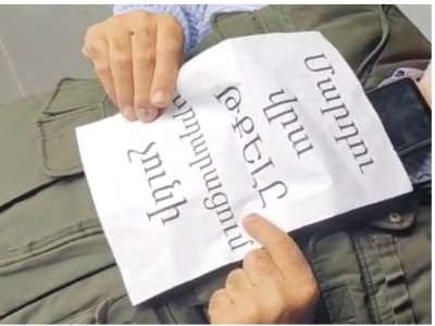 Плевать на людей недопустимо: Вардгес Гаспари прилег перед зданием правительства