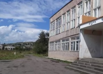 Դպրոցի 65-ամյա պահակը սպառնացել է դանակահարել տնօրենին, գրադարանավարուհուն, մյուս պահակին, ոստիկանին