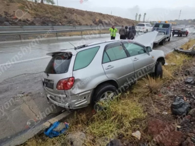 Toyota-ն Աշտարակի կամրջի վերջնամասում բախվել է քարերին և հայտնվել երթևեկելի գոտուց դուրս