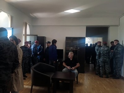 Шахраманян проводит встречу с арцахцами: вход в кабинет президента Арцаха контролируют правоохранители