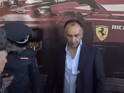 Протестующие арцахцы во время потасовки порвали пиджак главы аппарата Шахраманяна