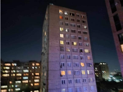 Мужчина в Ереване просит позвонить в полицию, службу спасения, журналистам и просит о помощи