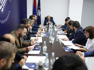 Пашинян провел заседание правления правящей в Армении партии