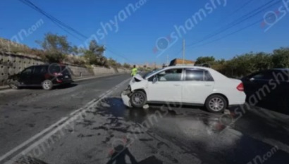 В Ереване столкнулись автомобили «Nissan Tida» и «Hyundai Santa Fe»: есть пострадавшие