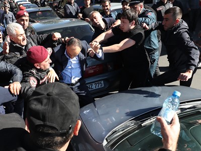 В связи с беспорядками перед зданием представительства Нагорного Карабаха два человека арестованы