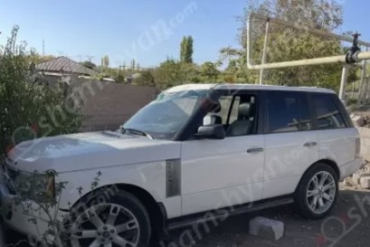 Range Rover выехал за пределы проезжей части и врезался в газовую трубу, водитель по дороге в больницу скончался