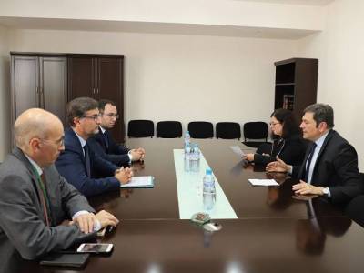 Замминистра ИД РА принял делегацию французского региона Овернь-Рона-Альпы
